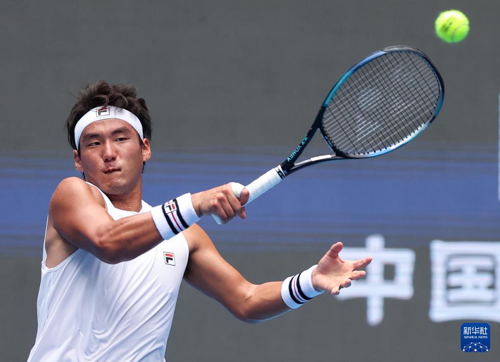 开赛男单首, 亚选手德米, 德米纳尔